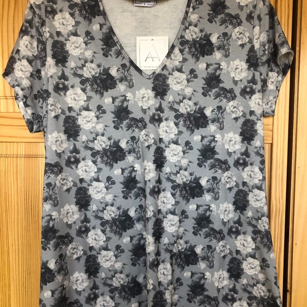 American High floral v-neck Tee with choker style closure at throat  size L -NWT